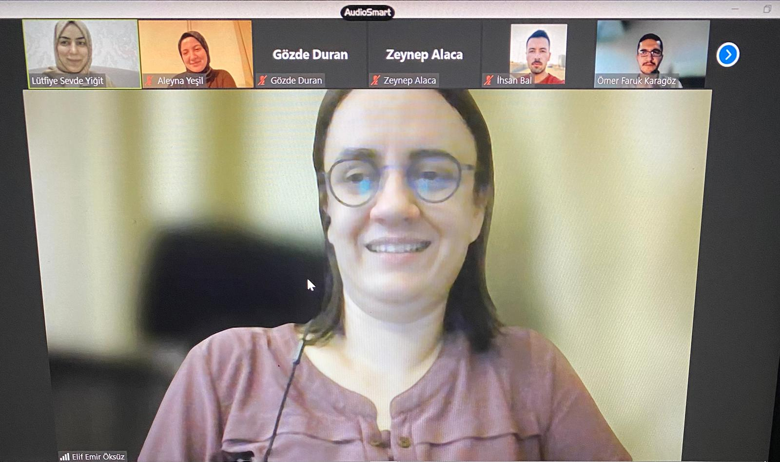 TR: Çevrimiçi bir toplantı esnasında ana konuşmacı ve katılımcıların ekran görüntüleri yer almaktadır. EN: Screen captures of the main speaker and participants are shown during an online meeting.