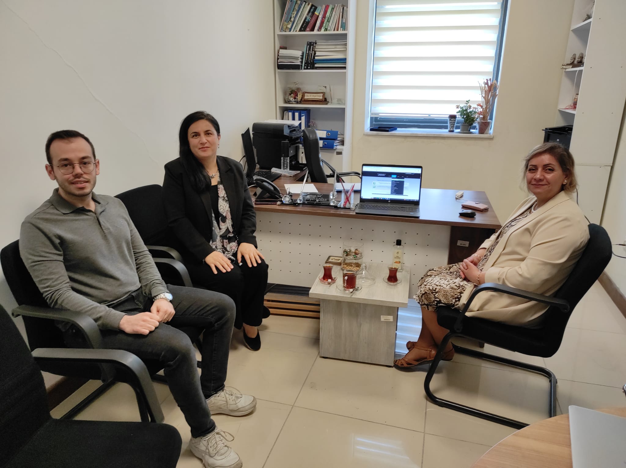Görselde, Kalite İç Denetim ve ÖDS Eğitimi toplantılarına katılan bölüm yöneticileri ve araştırma görevlileri yer almaktadır.