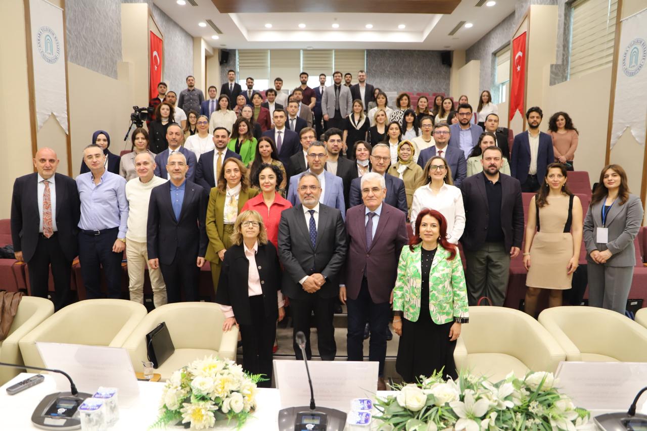 9 Mayıs 2026 tarihinde Ankara Yıldırım Beyazıt Üniversitesi Hukuk Fakültesi Mali Hukuk Anabilim Dalı ev sahipliğinde düzenlenen XV. Genç Vergi Hukukçuları Sempozyumu, Türkiye’nin farklı illerinden ve çeşitli üniversitelerinden vergi hukuku alanında çalışan akademisyenleri, araştırmacıları ve avukatları bir araya getirdi.