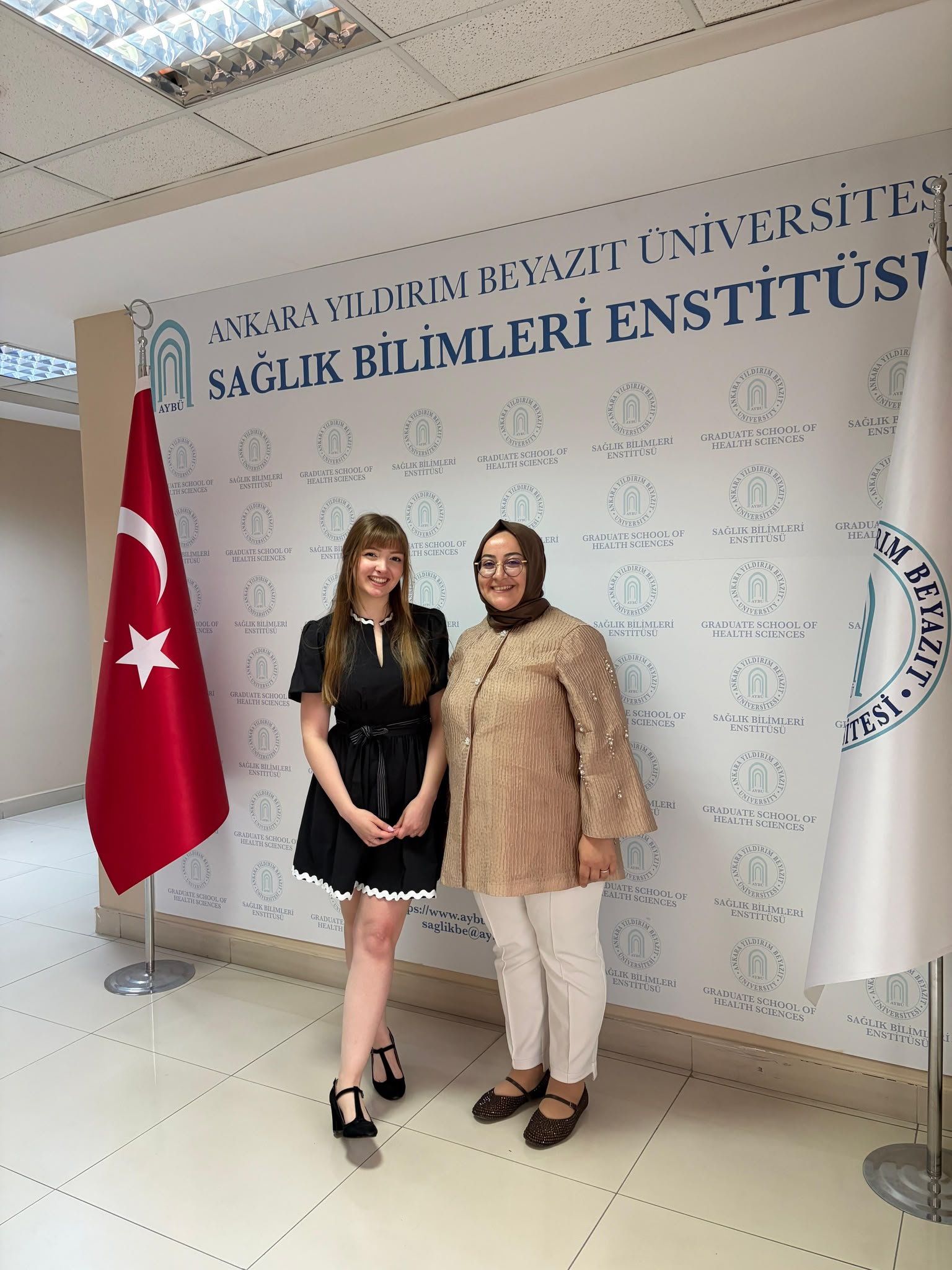 Görselde, Odyoloji Tezli Yüksek Lisans Programı’nı başarıyla tamamlayan öğrenciler, danışmanları ve jüri üyeleri yer almaktadır.