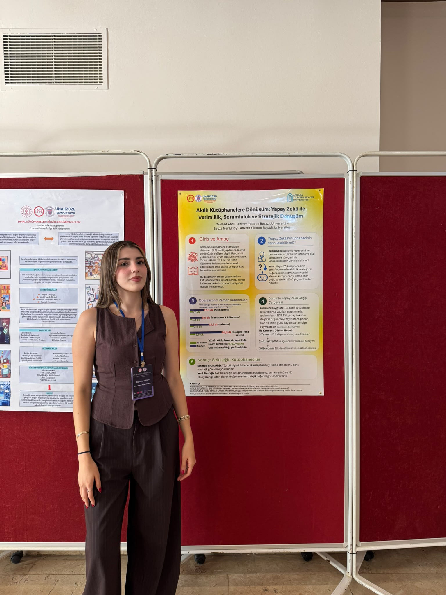 Beyza Nur Ersoy'un poster önünde çekilmiş bir fotoğrafı