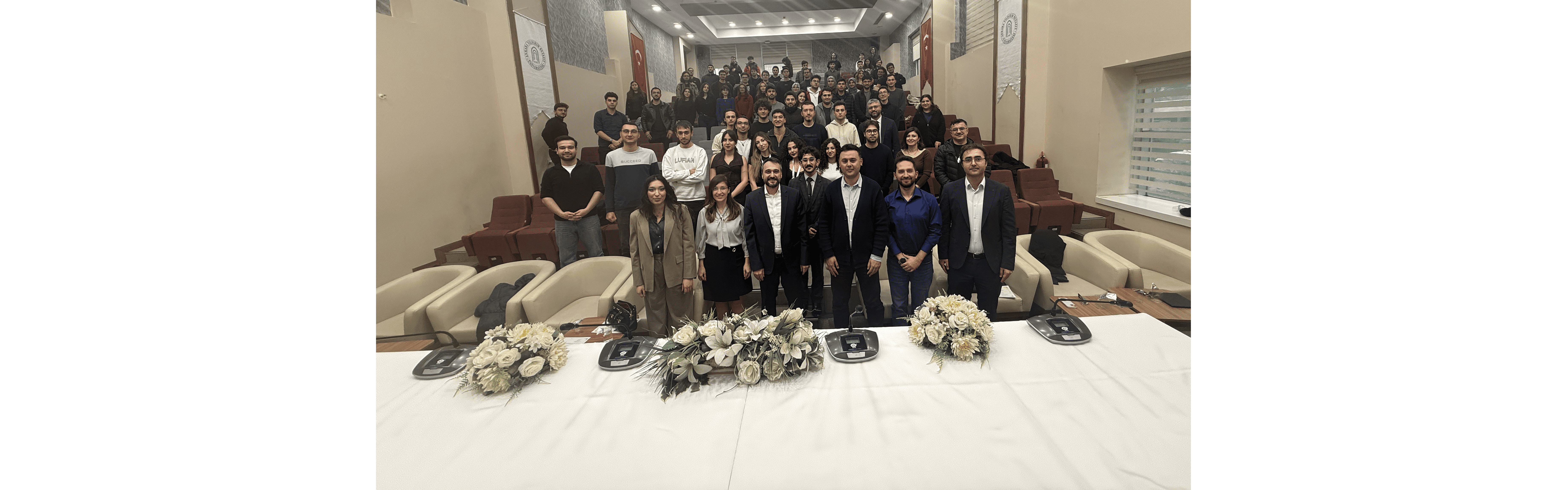 Savunma Sanayiinde Seni Ne Bekliyor? etkinliğinin sonunda dinleyiciler ile çekilmiş geniş açı grup fotoğrafı.