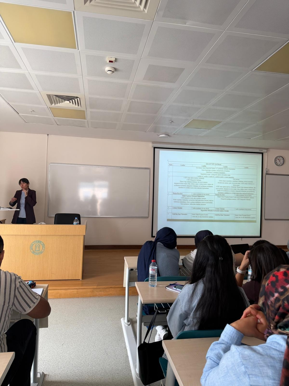 2. sınıf öğrencilerine Doç. Dr. Reyhan Eskiyurt tarafından Mentör Menti Programı haftalık içerikleri tanıtılıyor.