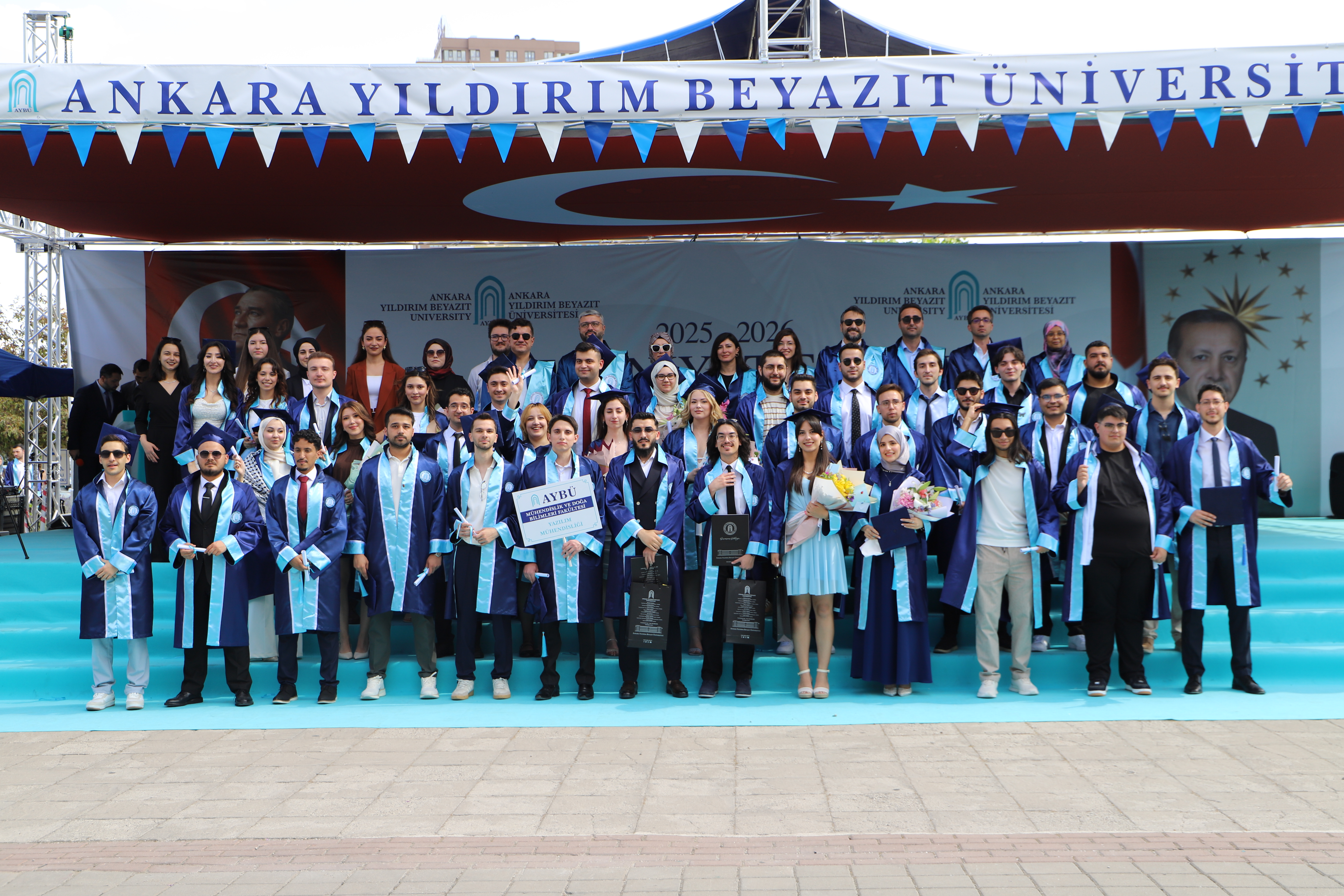 Akademisyenlerimizin ve mezunlarımızın sahnede fotoğrafı.