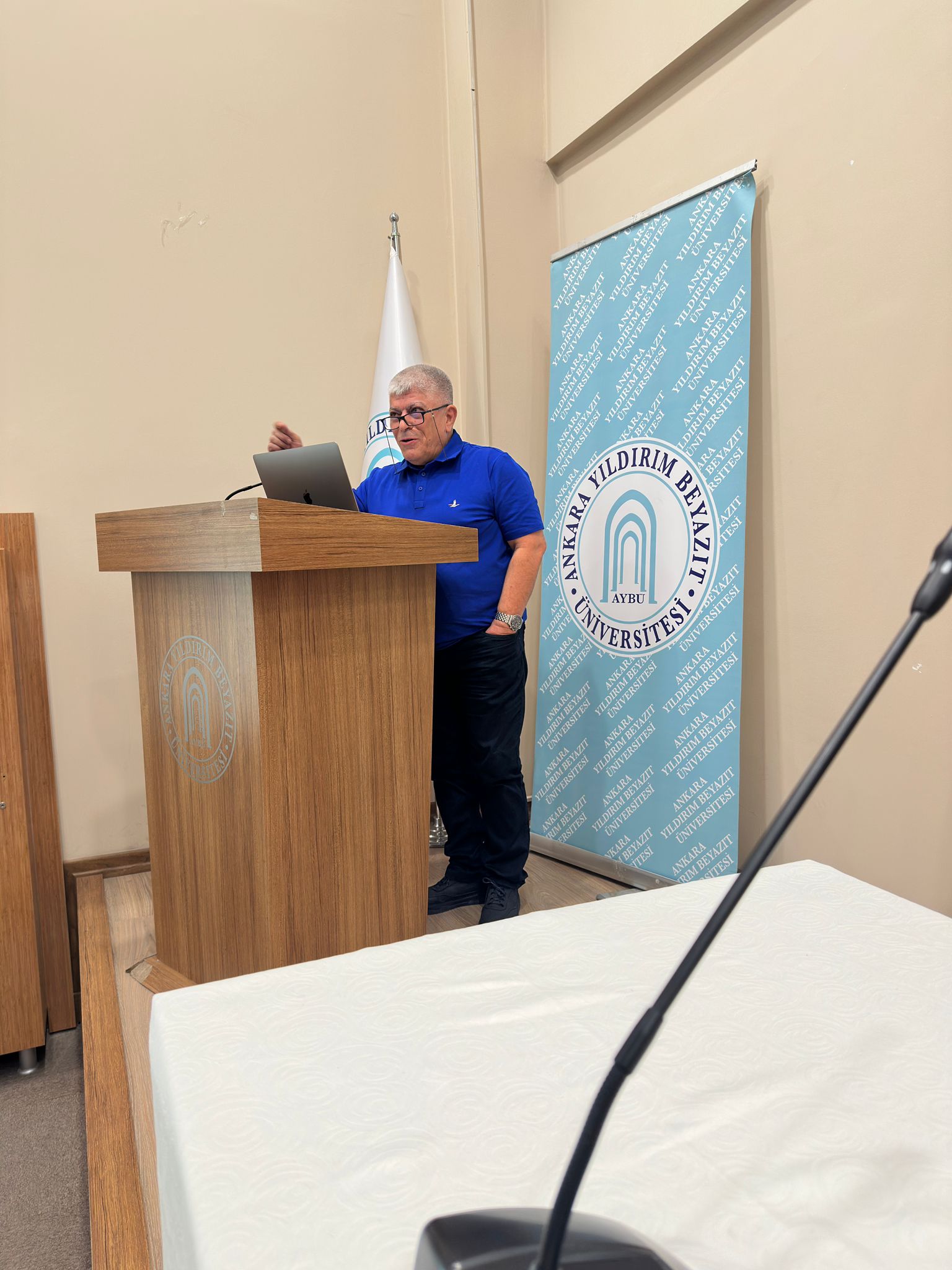 Enerji Sistemleri Mühendisliği Bölüm Başkanı Prof. Dr. Bülent Yeşilata konuşma yapıyor.