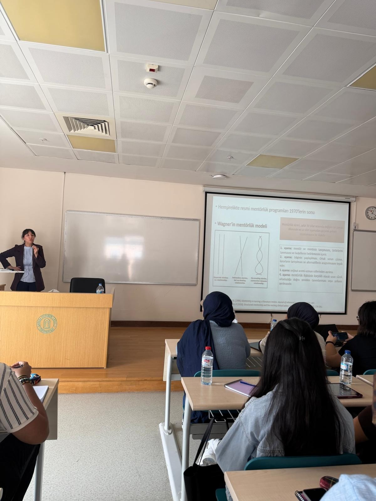 2. sınıf öğrencilerine Doç. Dr. Reyhan Eskiyurt tarafından Mentör Menti Programı aşamaları ve bu aşamalarda yapılacak işlemler açıklanıyor.
