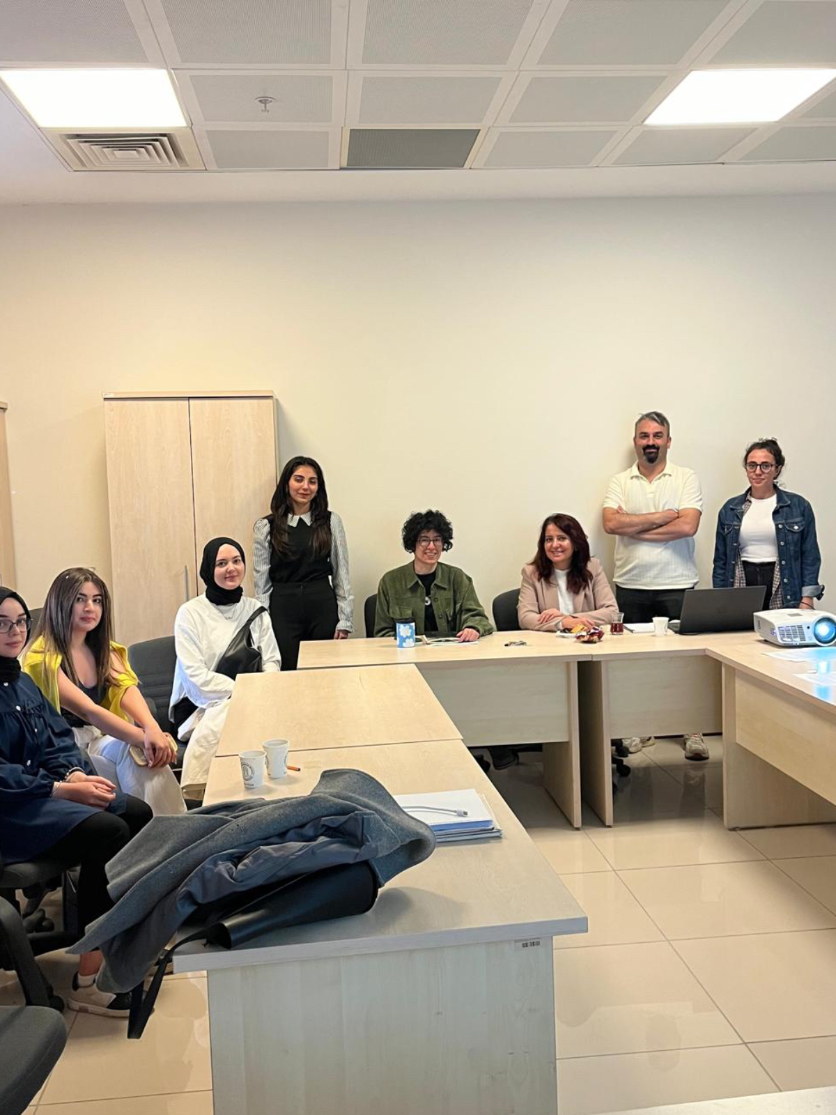 Akademik Kurul Toplantısına katılan öğrenci ve akademisyenlerin topluca çekilmiş bir fotoğrafı