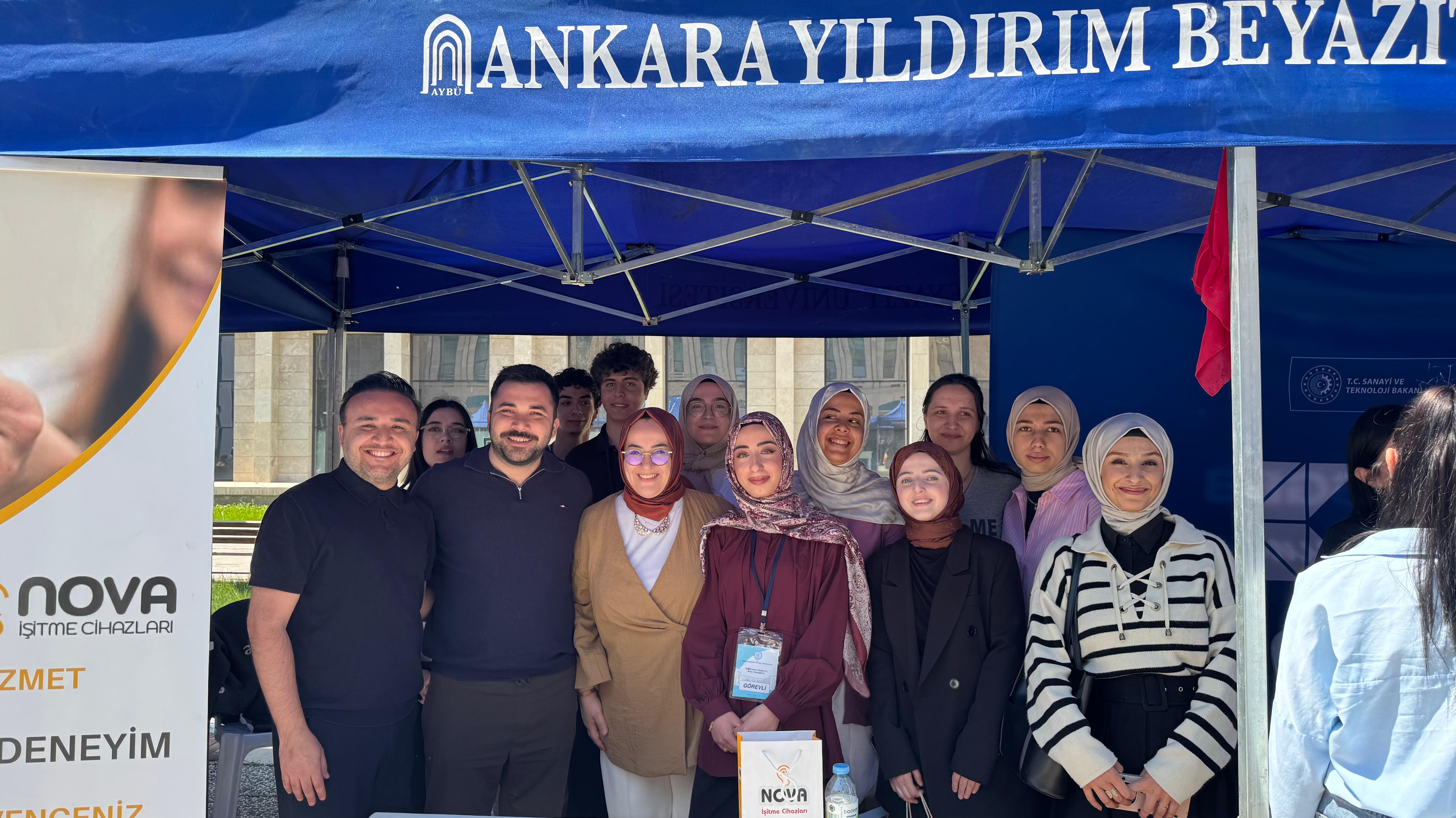Görsellerde, AYBÜ Kariyer Günleri 2026 etkinliğinde bölüm öğretim elemanları, öğrenciler ve firma temsilcileri yer almaktadır.