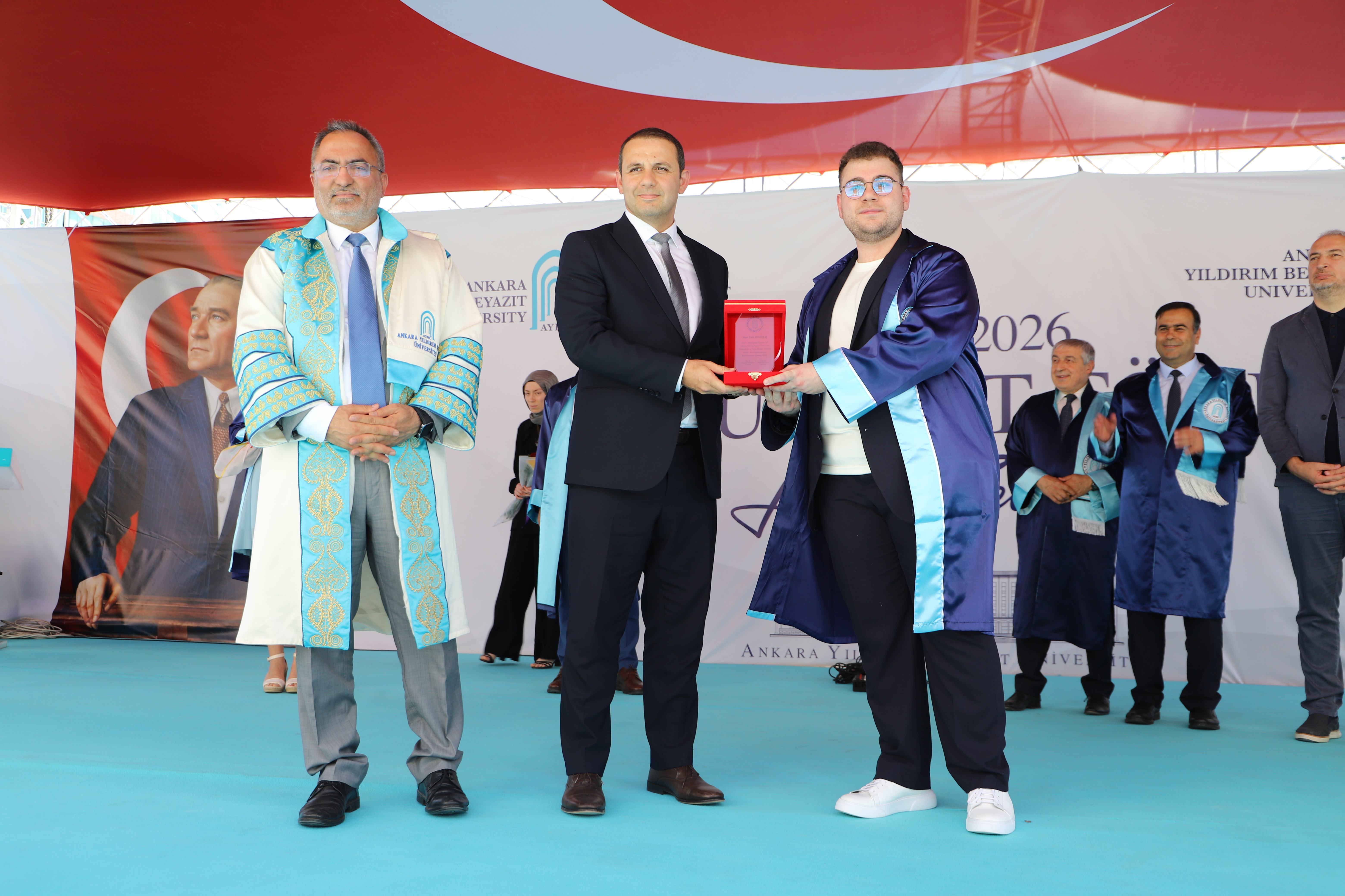Rektörümüz ve TUSAŞ Akademi Direktörü Ender Ak fakülte birincimiz Emre Demirbaş'a plaketini takdim ediyor.