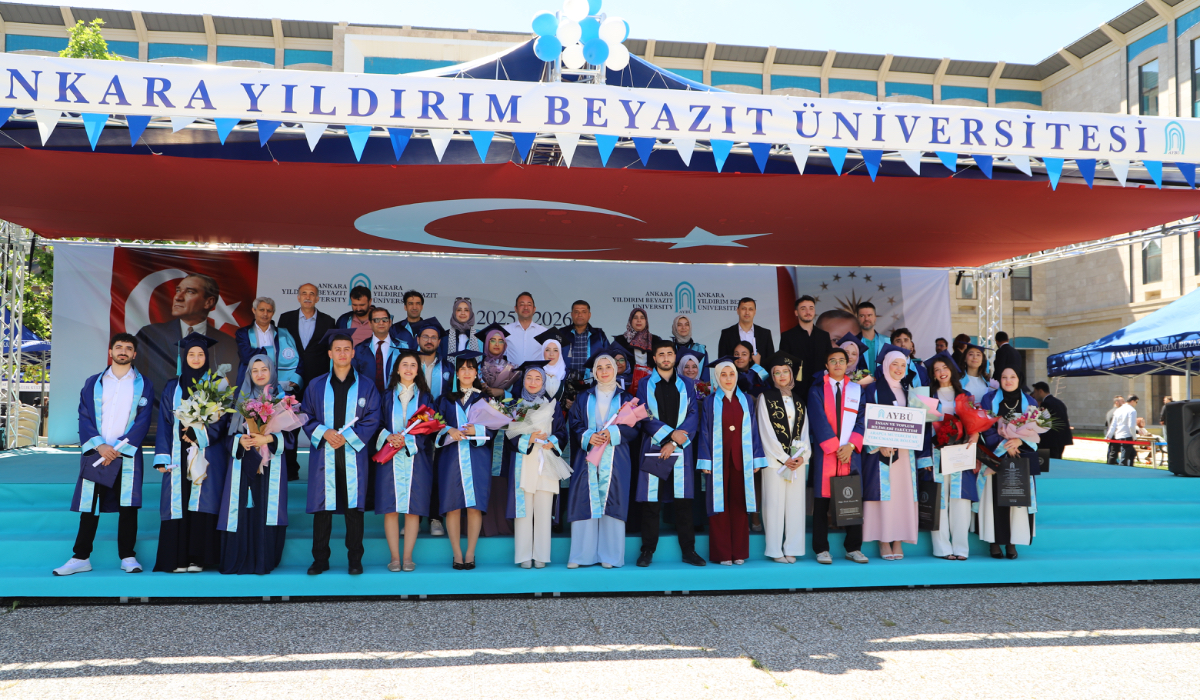 Bölüm hocalarımız ve öğrencilerimizin sahnede toplu fotoğrafı 