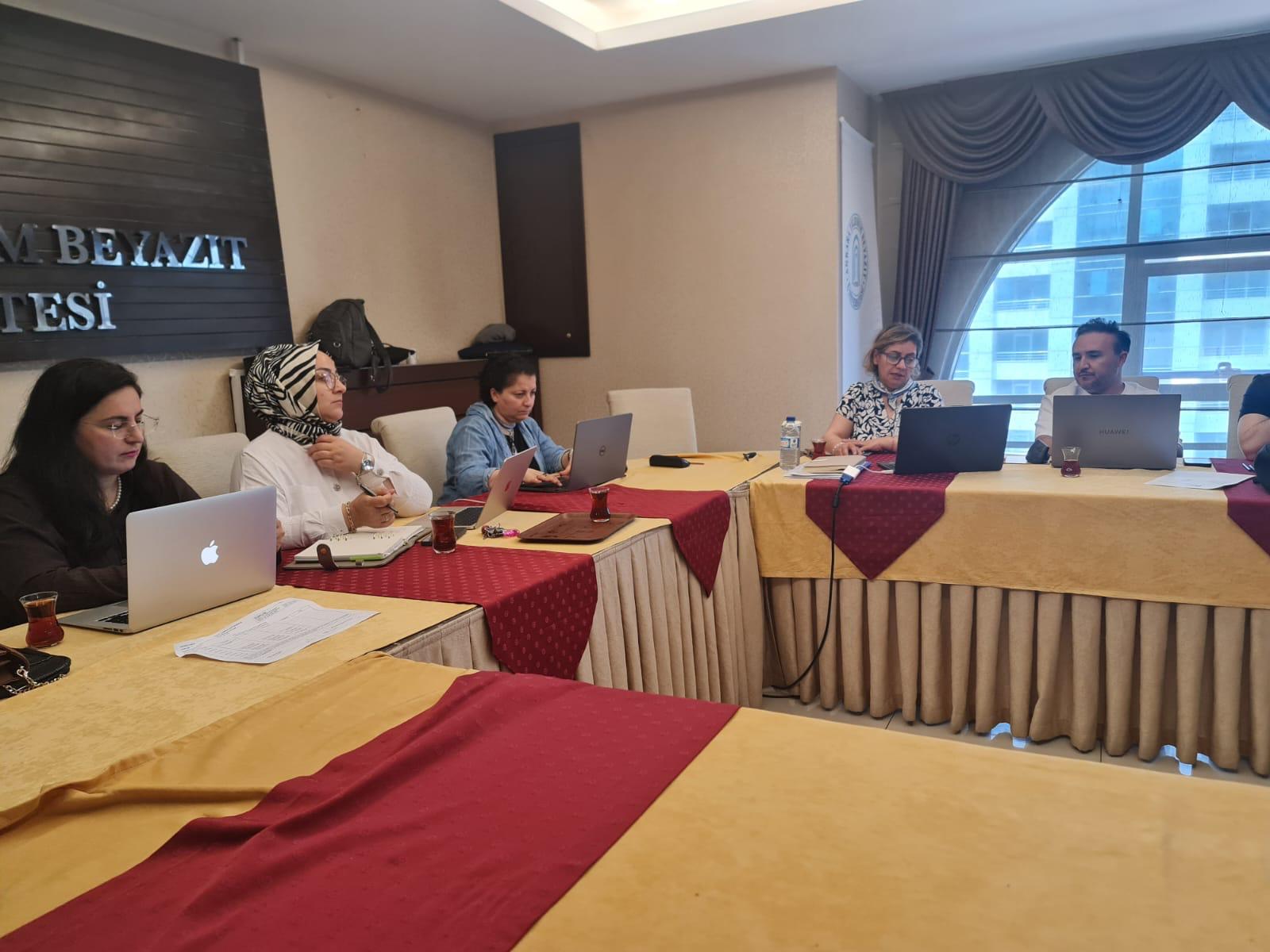Görselde, SBF Odyoloji Bölümü öğretim üyeleri ve öğretim elemanlarının katılımıyla gerçekleştirilen Ölçme Değerlendirme Sistemi (ÖDS) tanıtım toplantısından bir görüntü yer almaktadır