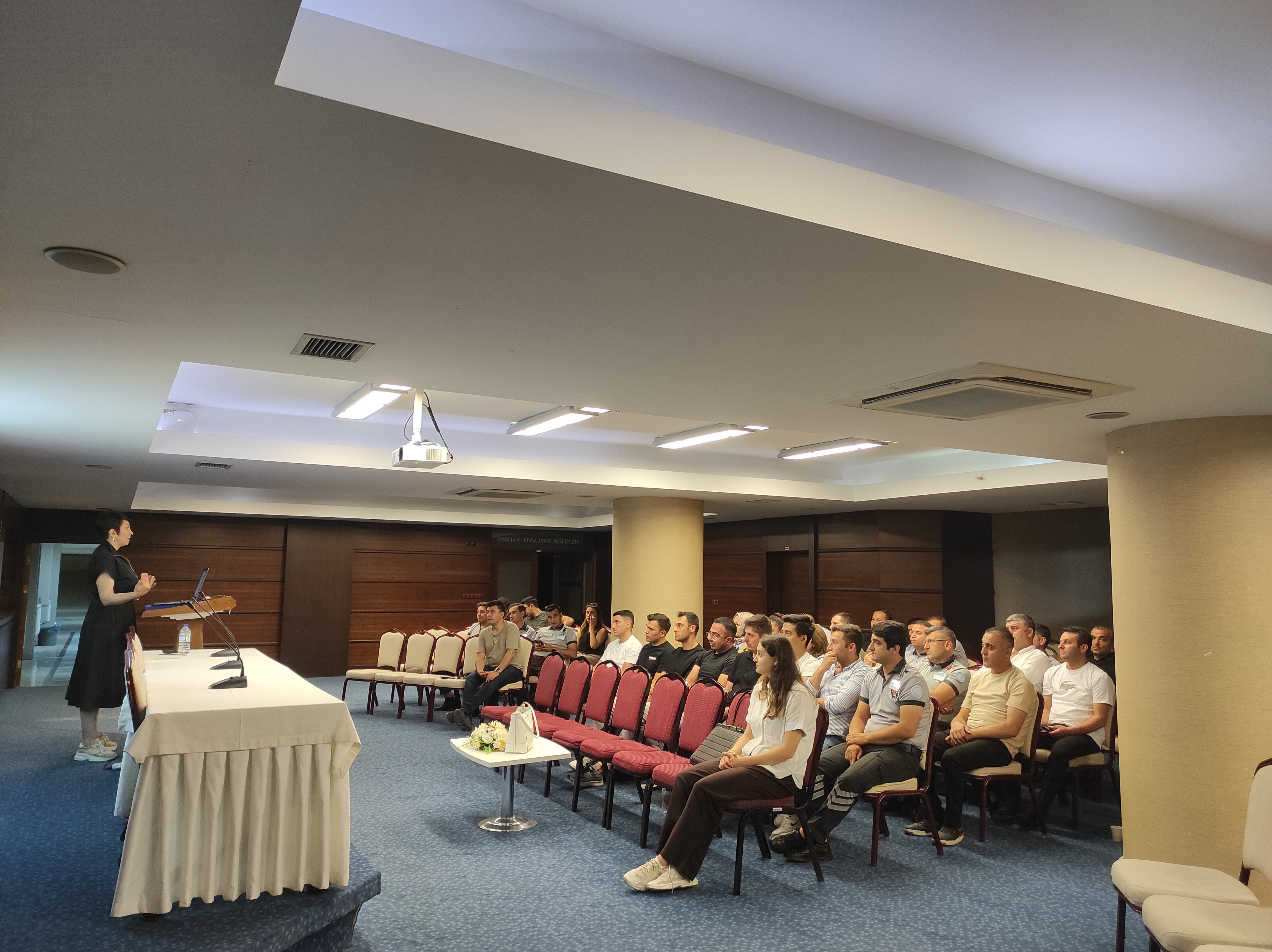 Üniversitemiz Sağlık Bilimleri Fakültesi Hemşirelik Bölüm Başkanı Doç. Dr. Gülay YAZICI tarafından AYBÜ Milli İrade Yerleşkesi'nde Koruma ve Güvenlik Hizmetleri Birimi personeline ''İlk Yardım Eğitimi'' verildi.