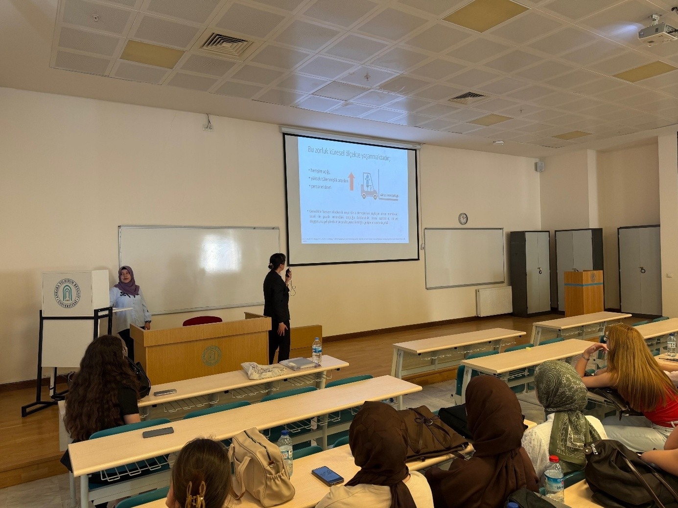 Associate Professor Reyhan Eskiyurt and Research Assistant Şeyma Zübeyde ALBAKIR explaining the benefits of the Mentor–Mentee Program to first-year students.