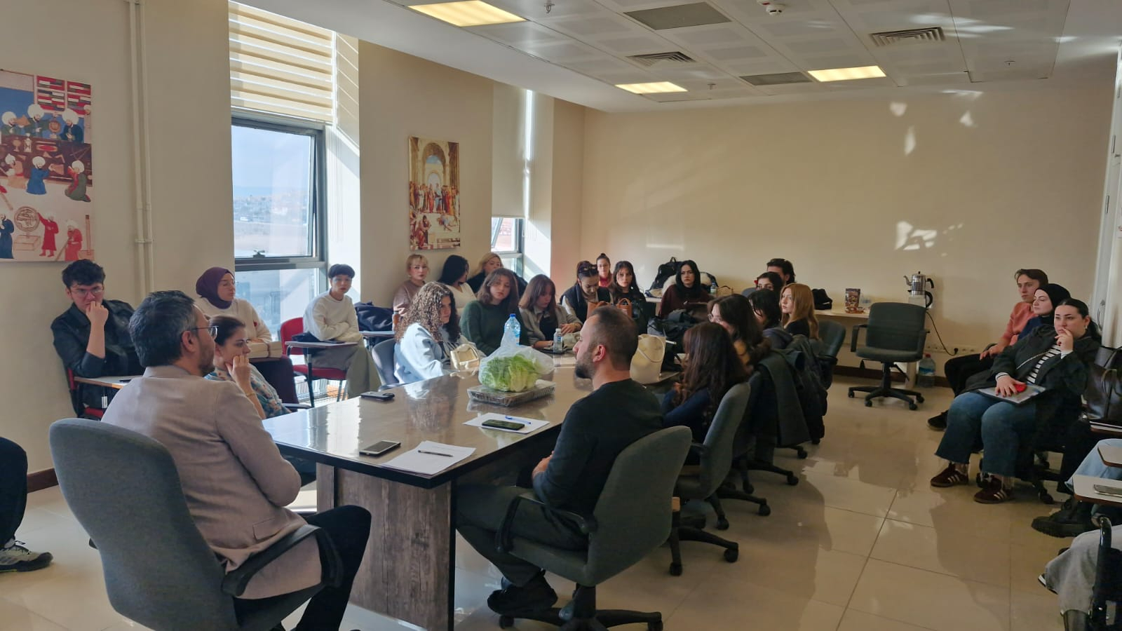 Felsefe Bölüm Toplantı Odası'nda gerçekleştirilen, öğrencilerin soru ve önerilerini bölüm yönetimine ilettiği ikinci "Felsefe Bölüm Buluşması"na dair bir haber görseli.