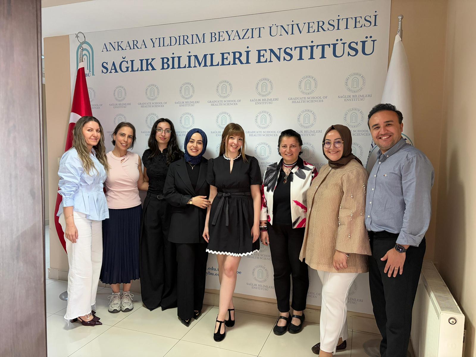 Görselde, Odyoloji Tezli Yüksek Lisans Programı’nı başarıyla tamamlayan öğrenciler, danışmanları ve jüri üyeleri yer almaktadır.