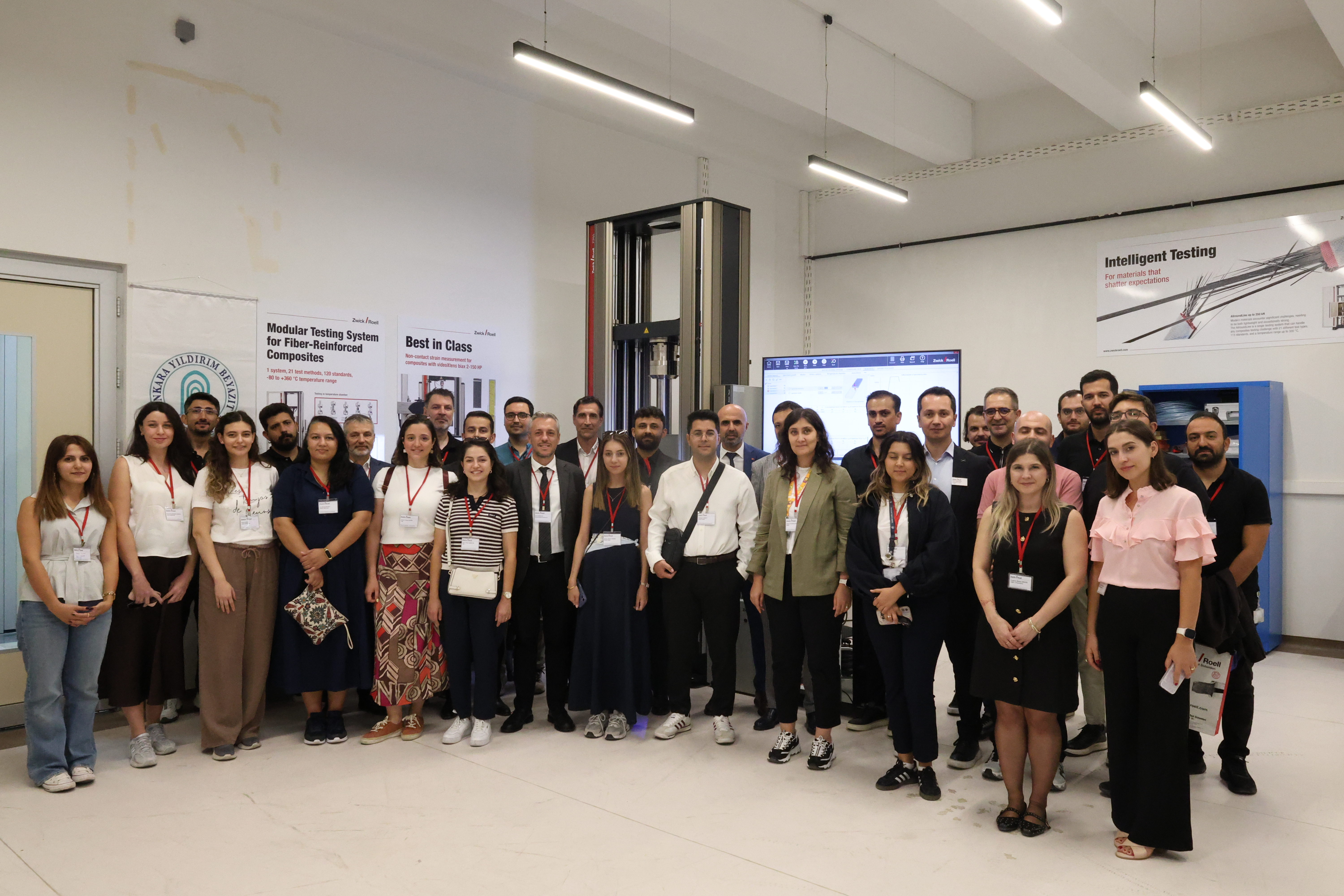 AYBÜ Merlab'da düzenlene çalıştaya ilişki laboratuvarda çekilmiş fotoğraf