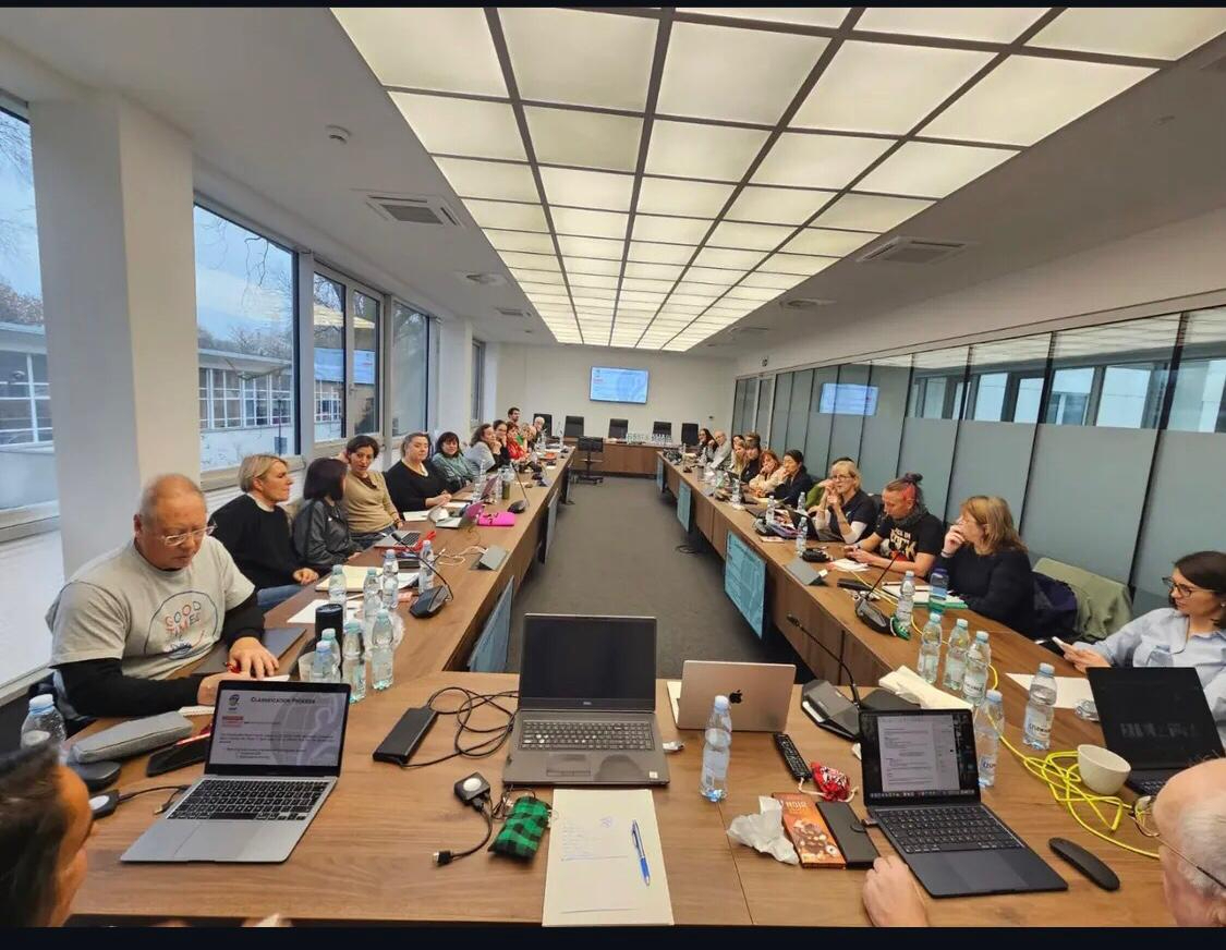 Fakültemiz Dekanı Sayın Prof. Dr. Bahar ANAFOROĞLU 12-14 Aralık 2025’te Varşova/ Polonya’da düzenlenen “Refresher Clinic for Classifiers”a altın seviye uluslararası tekerlekli sandalye basketbol sınıflandırmacısı olarak katılmıştır.