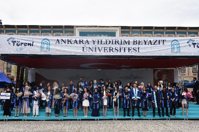 Mezun olan öğrencilerin topluca çekilmiş bir fotoğrafı