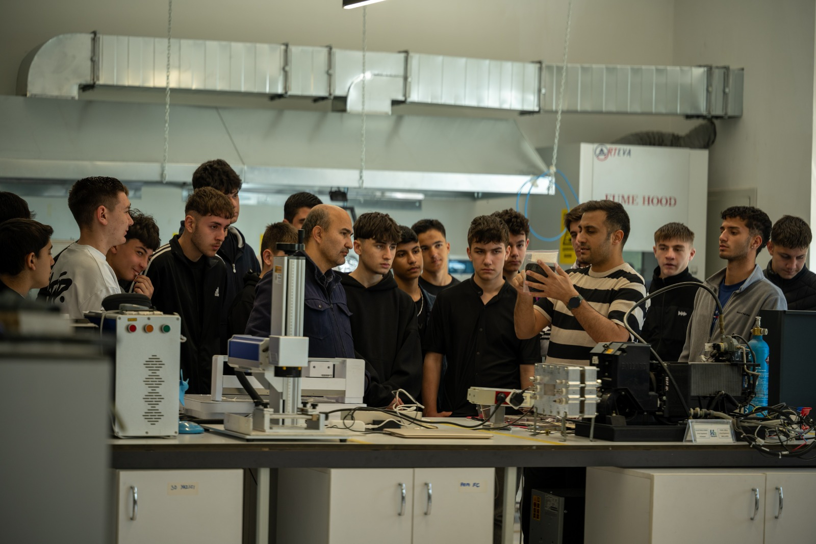 Students from the Renewable Energy Technologies Department of Şehit Murat Üçöz Vocational and Technical Anatolian High School conducted a technical field trip to the Hydrogen Technologies and Energy Application and Research Center.