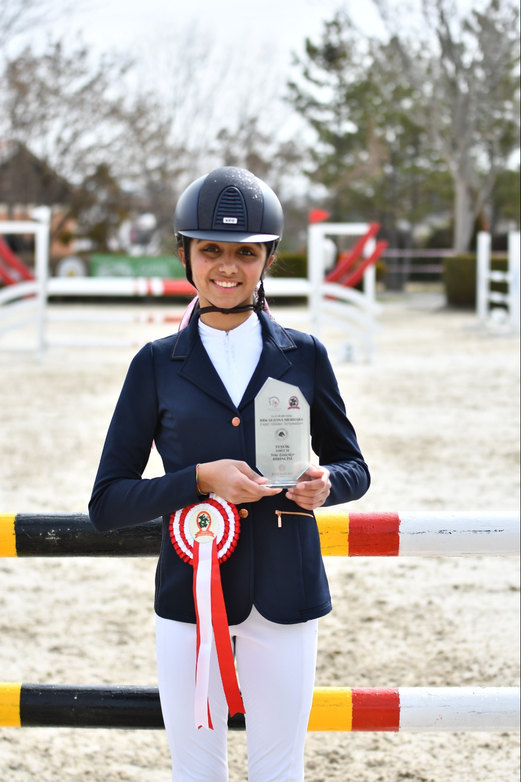 Yarışmalarda AYBÜ Spor Kulübü sporcusu Defne Turasan, Charlett 21 isimli atı ile parkuru hatasız ve başarılı bir şekilde tamamlayarak Sezona Merhaba Kupası’nın sahibi oldu. 