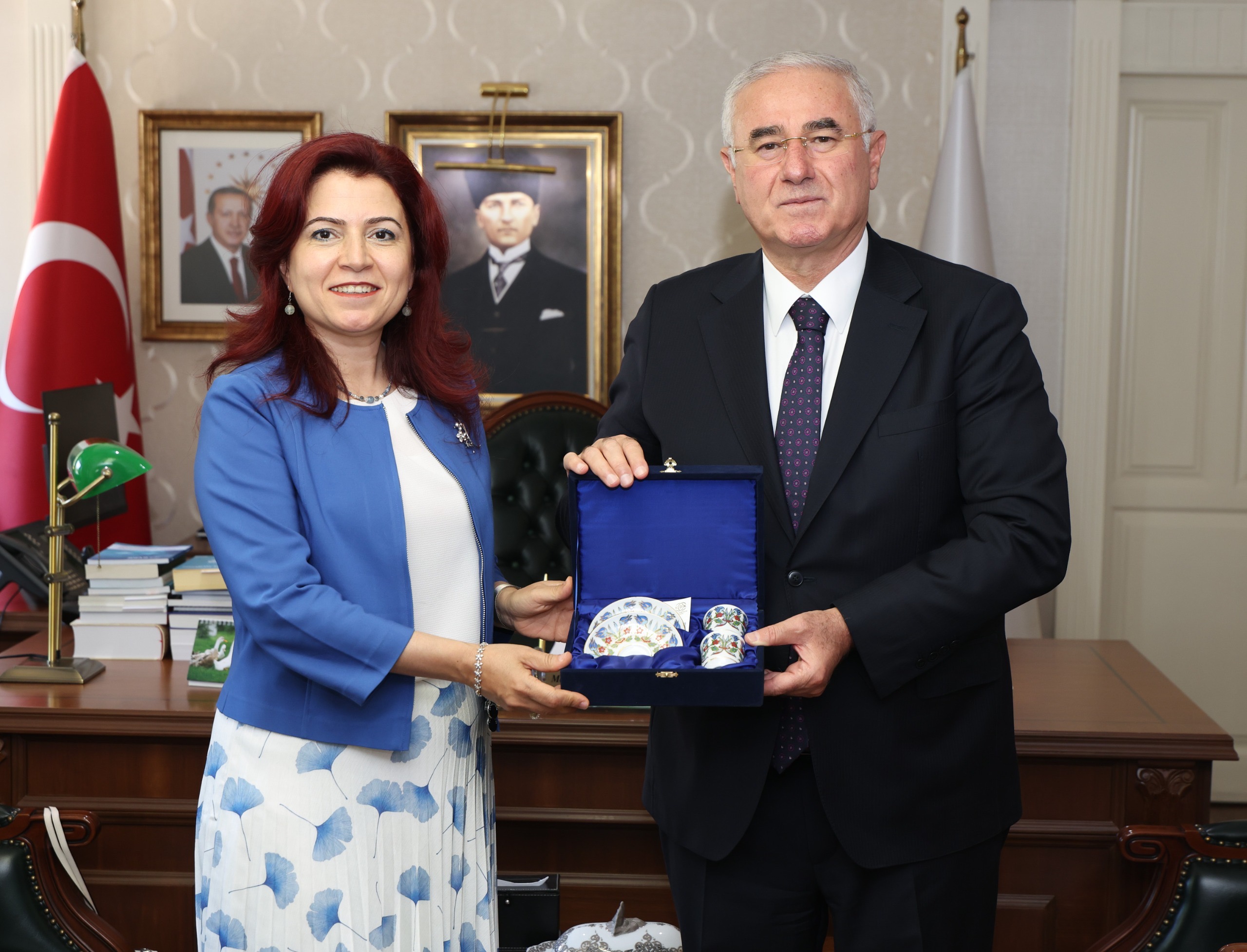  Fakültemiz Dekanı Prof. Dr. Neslihan KARATAŞ DURMUŞ Kamu Baş Denetçisi Sayın Mehmet AKARCA’yı ziyaret etmişlerdir. Kamu Denetçiliği Kurumu ile Fakültemiz arasında gerçekleştirilebilecek iş birlikleri konusunda karşılıklı fikir alışverişinde bulunmuşlardır. Kamu Baş Denetçisi Sayın Mehmet AKARCA’ya vakit ayırdıkları için teşekkür ederiz.