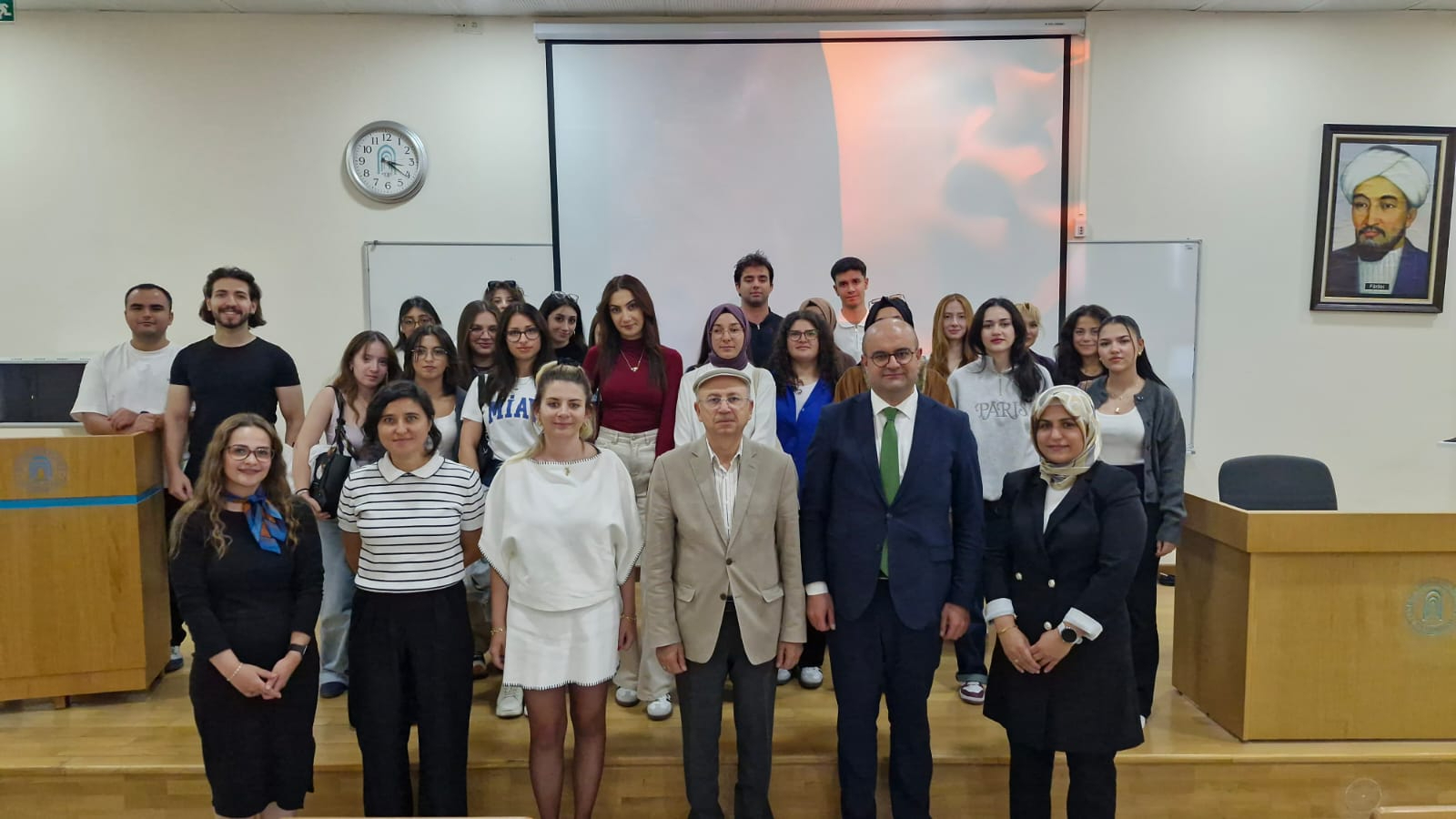 2025-2026 Akademik Yılı başında yeni öğrencilere yönelik düzenlenen, bölümün işleyişi ve olanaklarının tanıtıldığı "Felsefe Bölümü Oryantasyon Programı"na dair bir haber görseli.