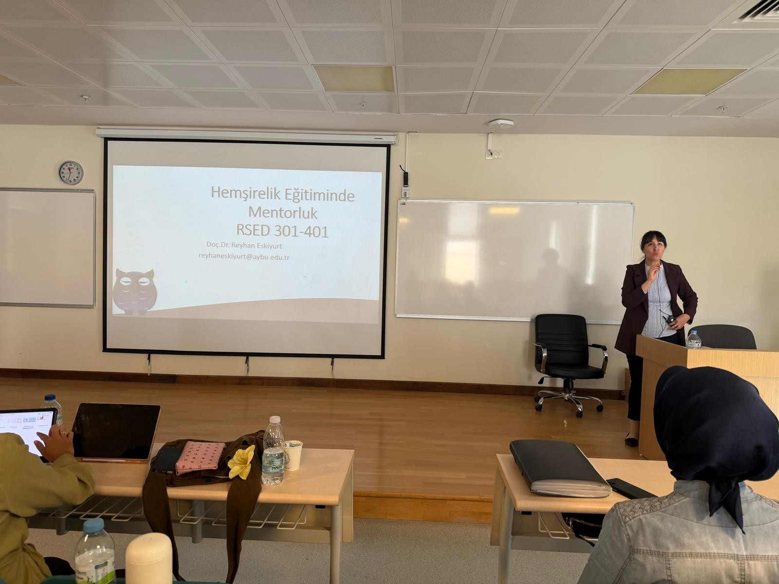 3. sınıf öğrencilerine Doç. Dr. Reyhan Eskiyurt tarafından Mentör Menti Programı tanıtımı yapılıyor.