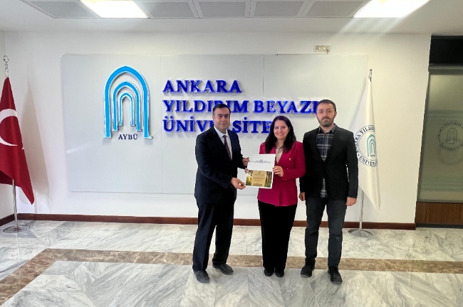 Dekan, dekan yardımcımız ve eğitimci demet soylunun birlikte fotoğrafı