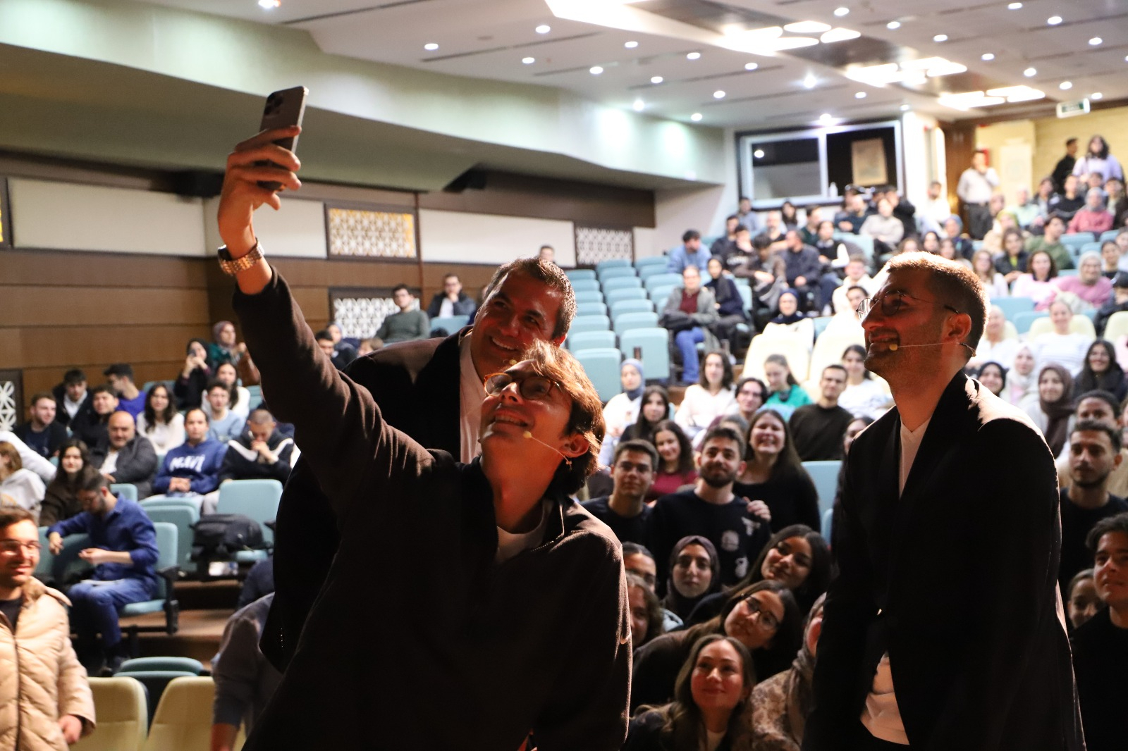 Olimpiyat, dünya ve Avrupa şampiyonu milli okçu Mete GAZOZ, Ankara Yıldırım Beyazıt Üniversitesi'nde (AYBÜ) düzenlenen söyleşide öğrencilerle buluştu.