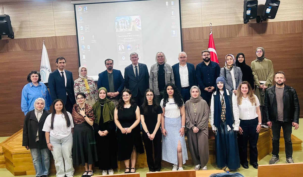 Group photo of the professors and students on stage at the end of the panel.