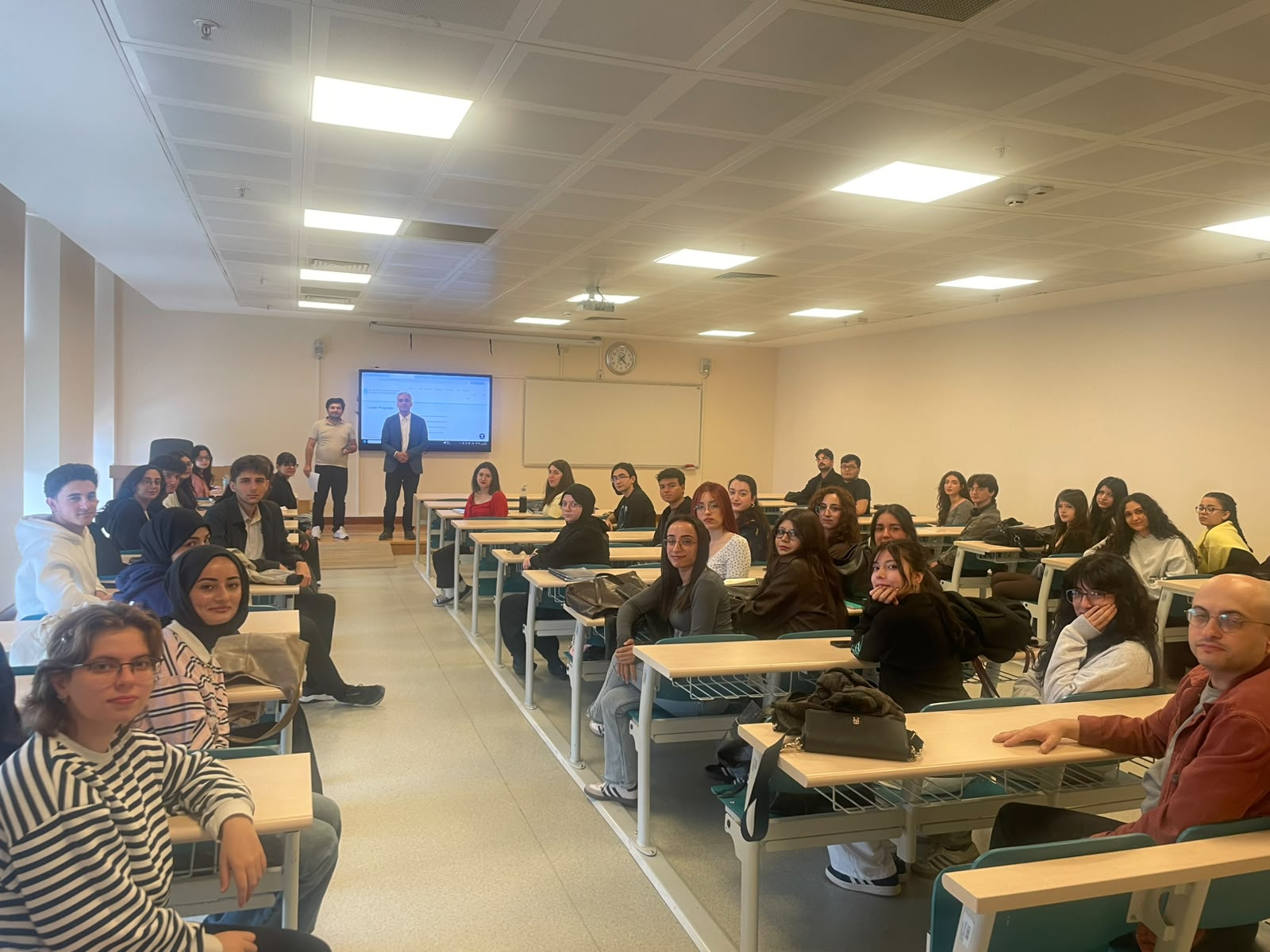 Bu görselde mütercim ve tercümanlık bölümünün oryantasyon programından bir görüntü yer almaktadır.