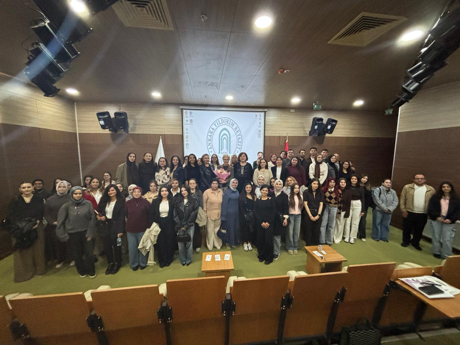 Aysu Ata'nın konuk olduğu konferanstan toplu fotoğraf