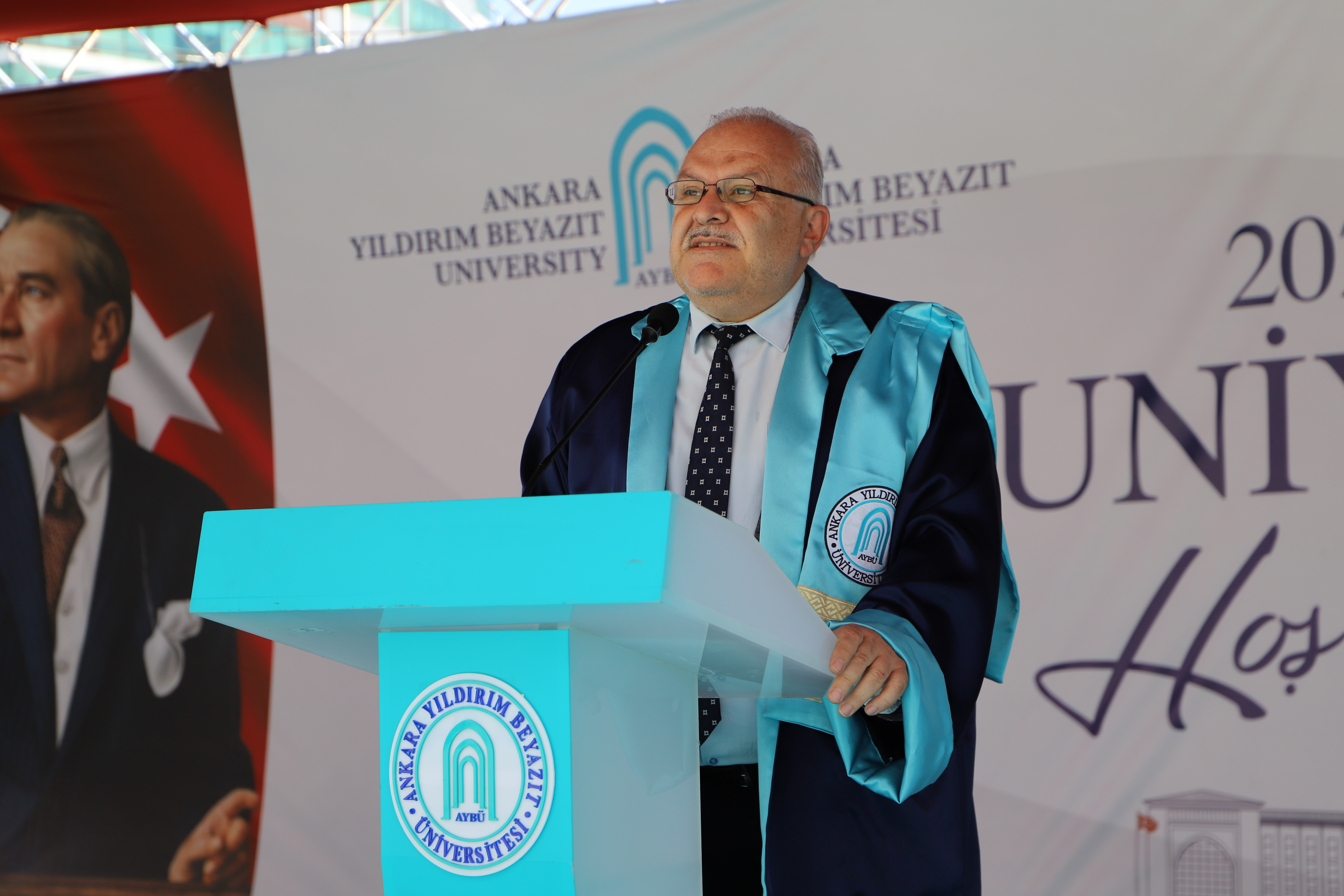 Dekanımız açılış konuşmasını yapıyor.
