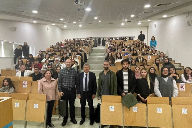 Hakan Yücel ve katılımcıların topluca çekilmiş fotoğrafı