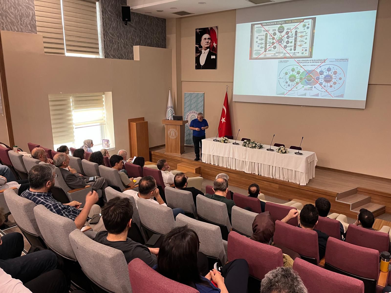 Enerji Sistemleri Mühendisliği Bölüm Başkanı Prof. Dr. Bülent Yeşilata konuşmasını yaparken salonun arkadan fotoğrafı.