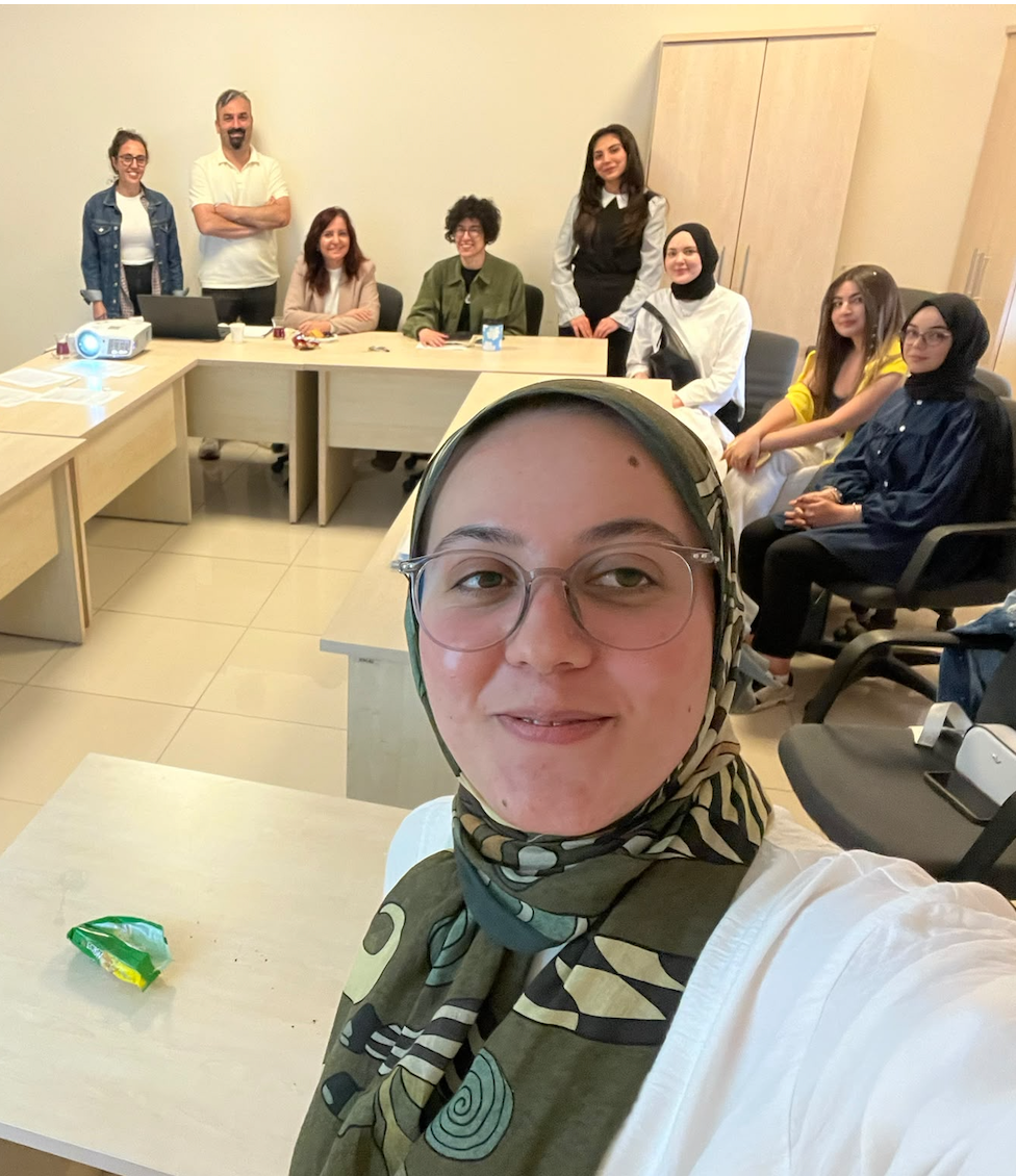 Ayşe Nur Alagöz'ün özçekim şeklinde katılımcılar ile birlikte çektiği fotoğraf