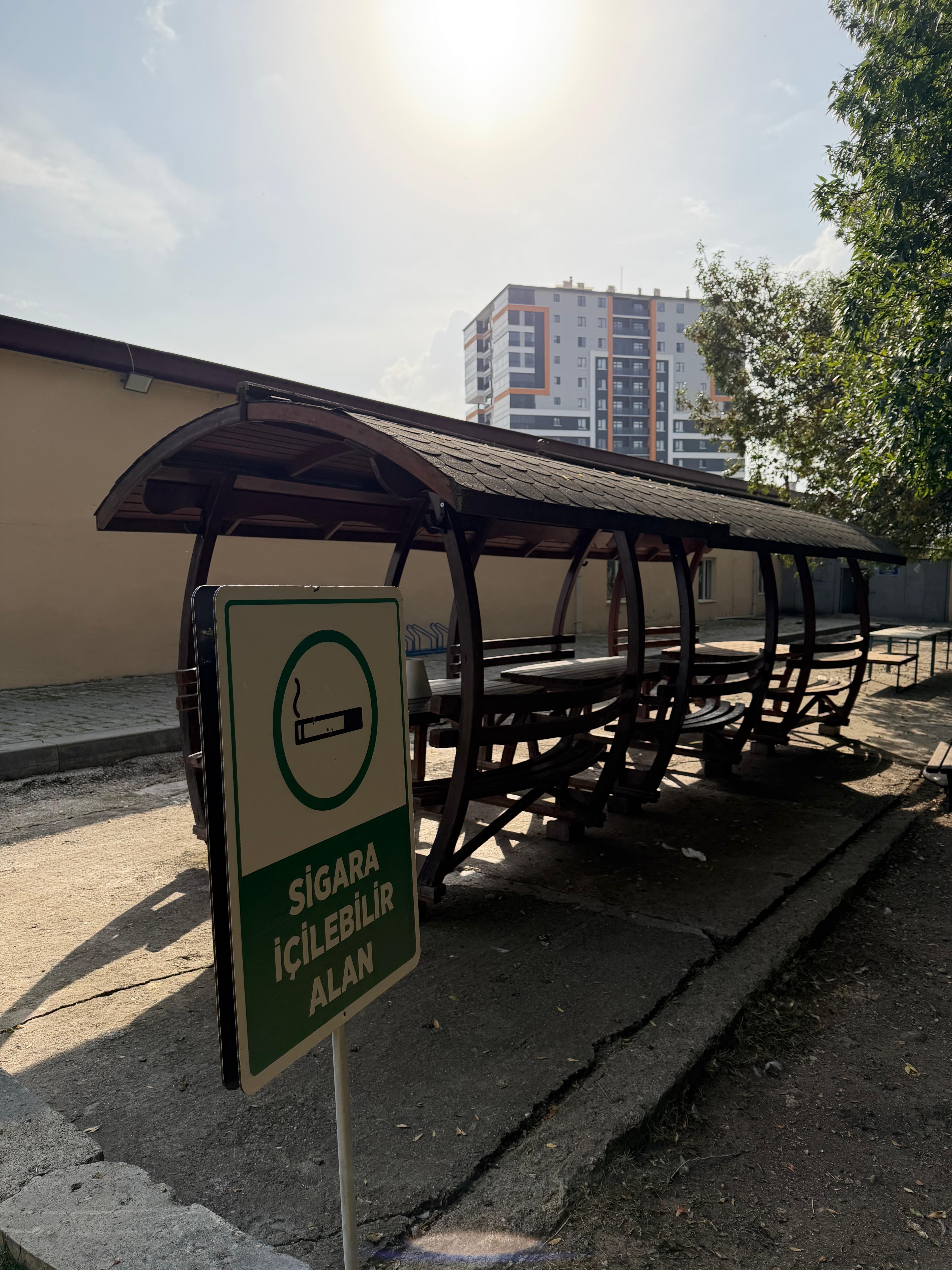 Hippoterapi merkezinde, sigara kullanan ziyaretçilerin ihtiyaçlarını karşılamak amacıyla belirlenen bir alanda sigara içilebilir bölüm oluşturuldu. görseli