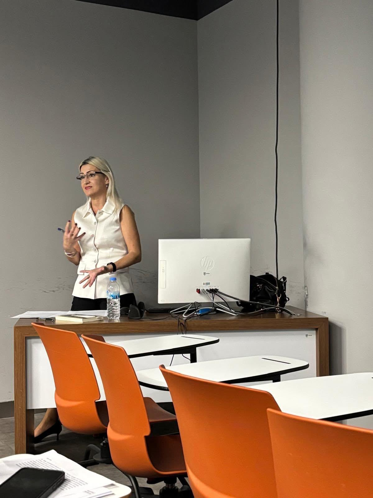 Öğr. Gör. Dr. Tuğba Karabulut'un sunumdan fotoğrafı