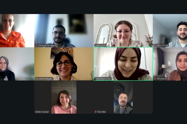 Görsel, bir video konferans uygulaması üzerinden gerçekleştirilen ve on kişinin katıldığı çevrim içi bir akademik toplantının ekran görüntüsüdür.