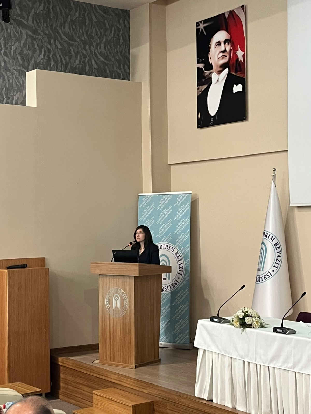 Doç. Dr. Hilal Arslan konuşmasını yaparken yandan çekilmiş fotoğraf.