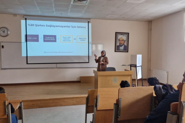 Felsefe amfisinde çap ve yandal sunumu yapılıyor