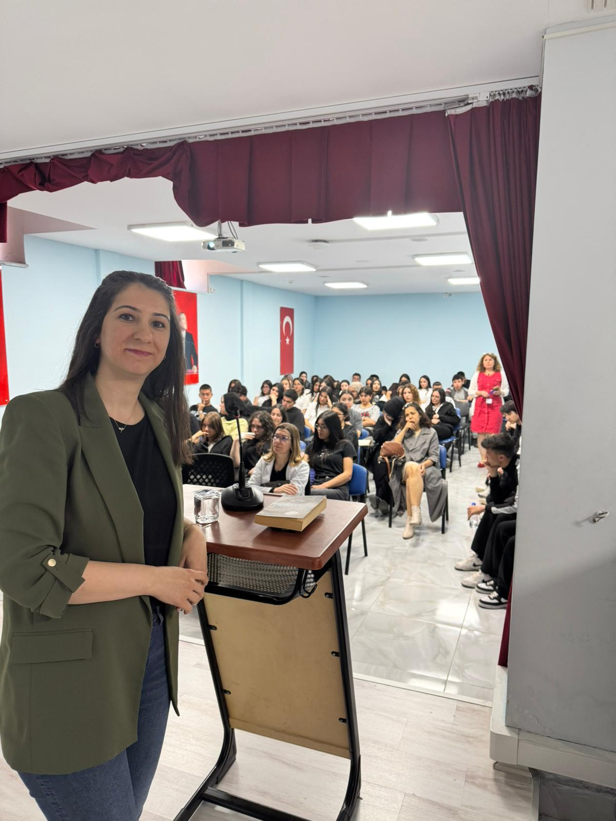 Doç. Dr. Kübra BAYSAL Tübitak Bilim Söyleşilerinde sunumdan fotoğraf