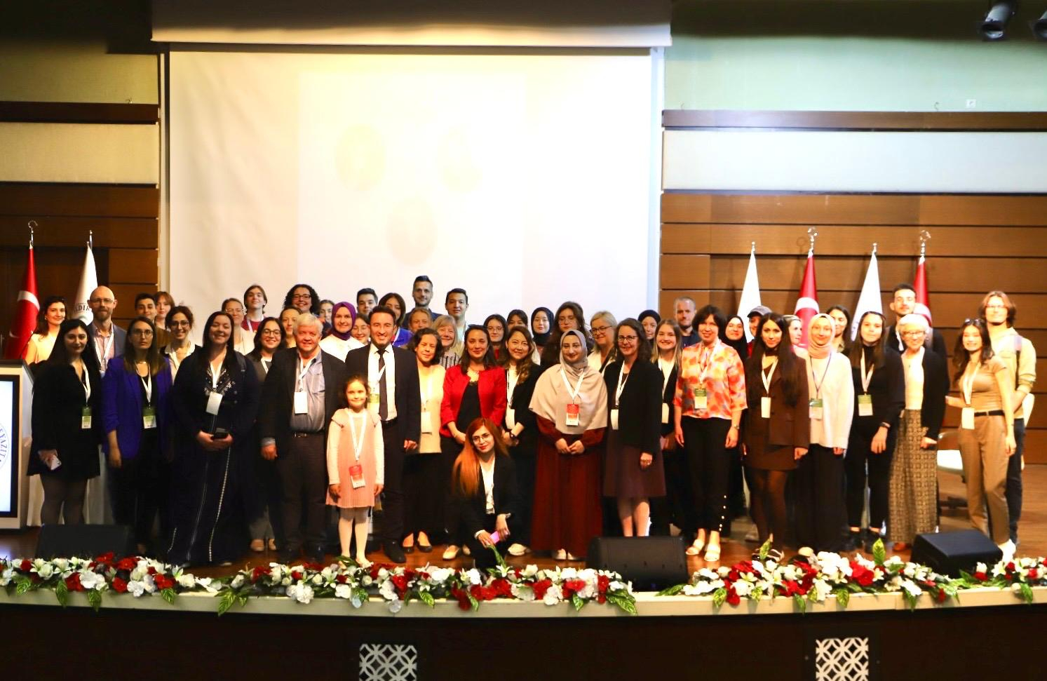  Voices in Harmony konferansına katılım sağlayan kişilerle toplu fotoğraflar