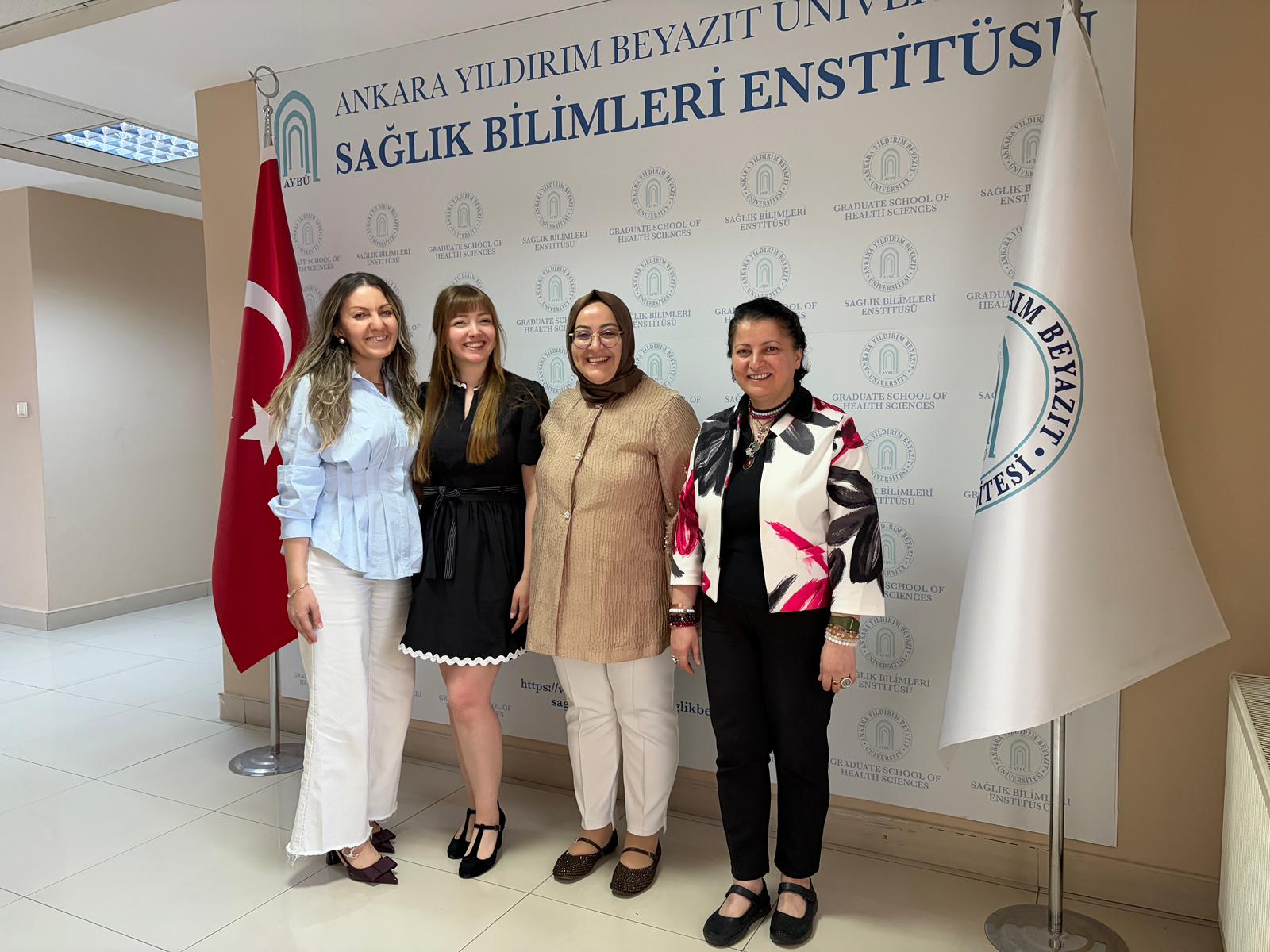 Görselde, Odyoloji Tezli Yüksek Lisans Programı’nı başarıyla tamamlayan öğrenciler, danışmanları ve jüri üyeleri yer almaktadır.