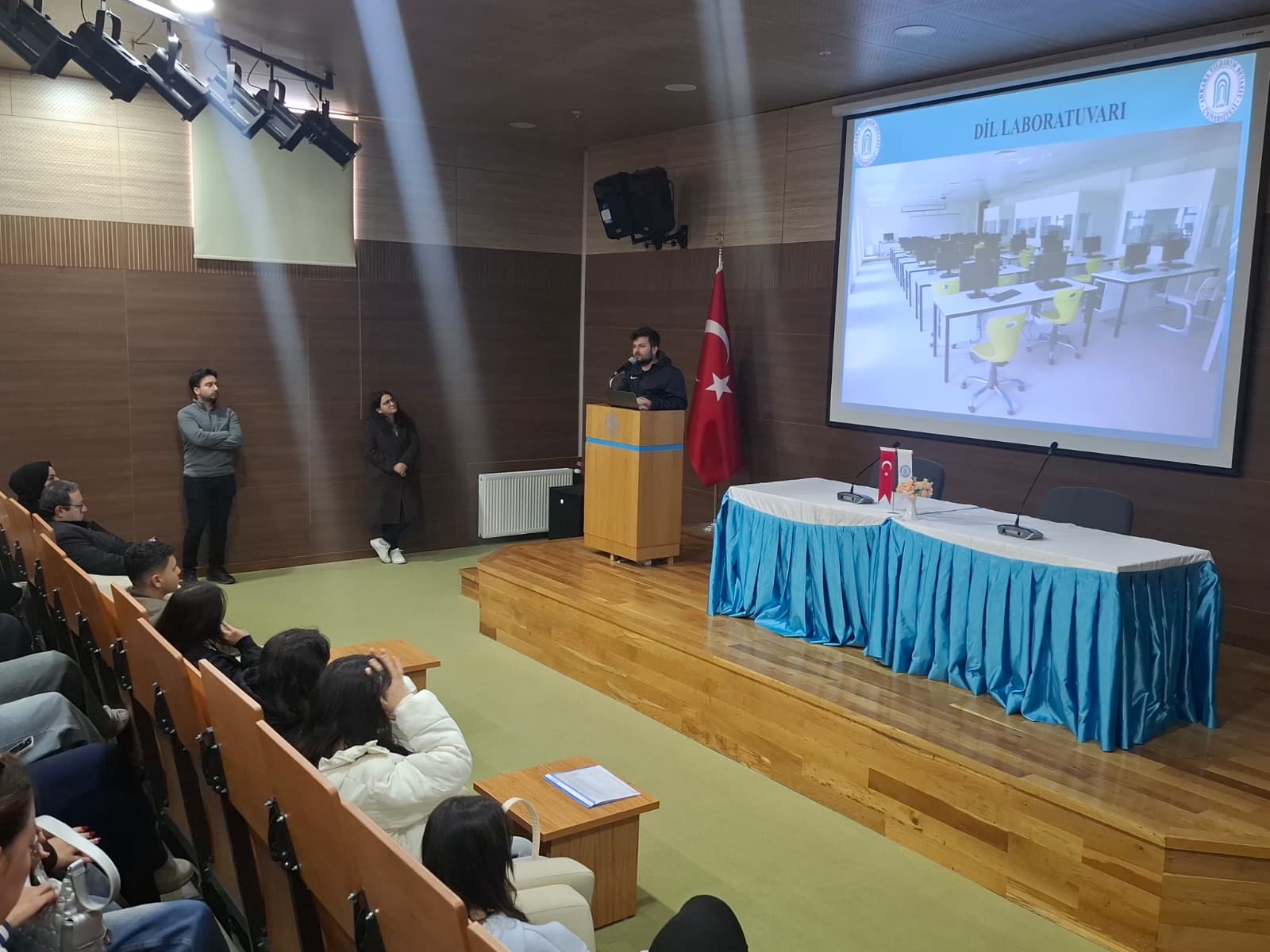 Fetih Anadolu Lisesi öğrencileri ve öğretmenleri