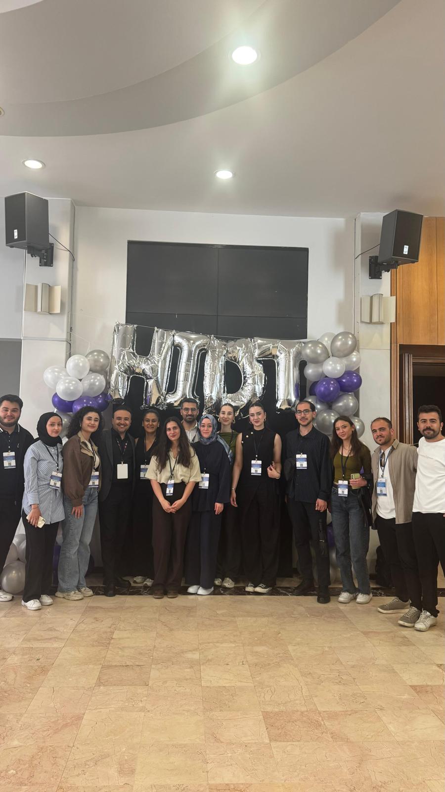 Görsellerde, XI. Uluslararası Katılımlı Odyoloji Öğrenci Kongresi’ne katılan AYBÜ Odyoloji Bölümü öğretim üyeleri ve öğrencileri yer almaktadır.