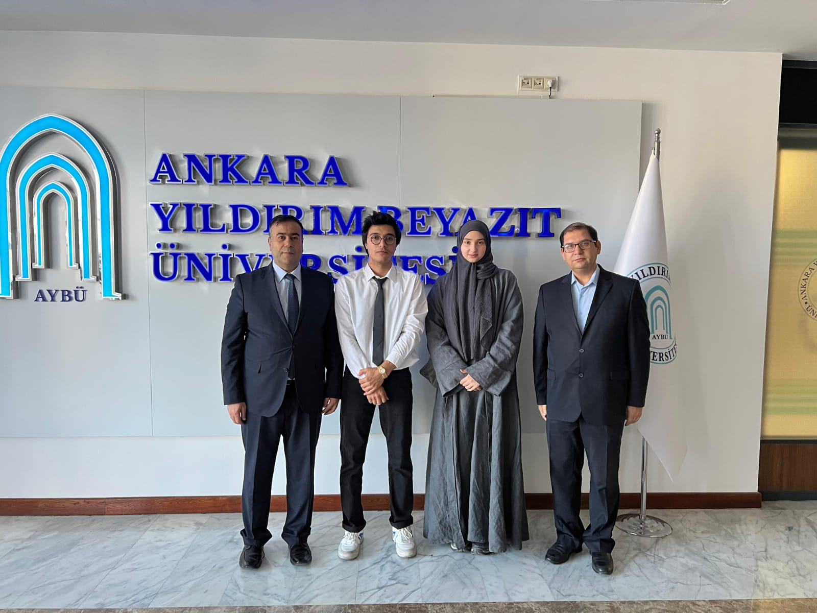 Dekanımız, Öğretim Üyemiz ve Dereceye Giren Öğrenciler Toplu Fotoğraf. 