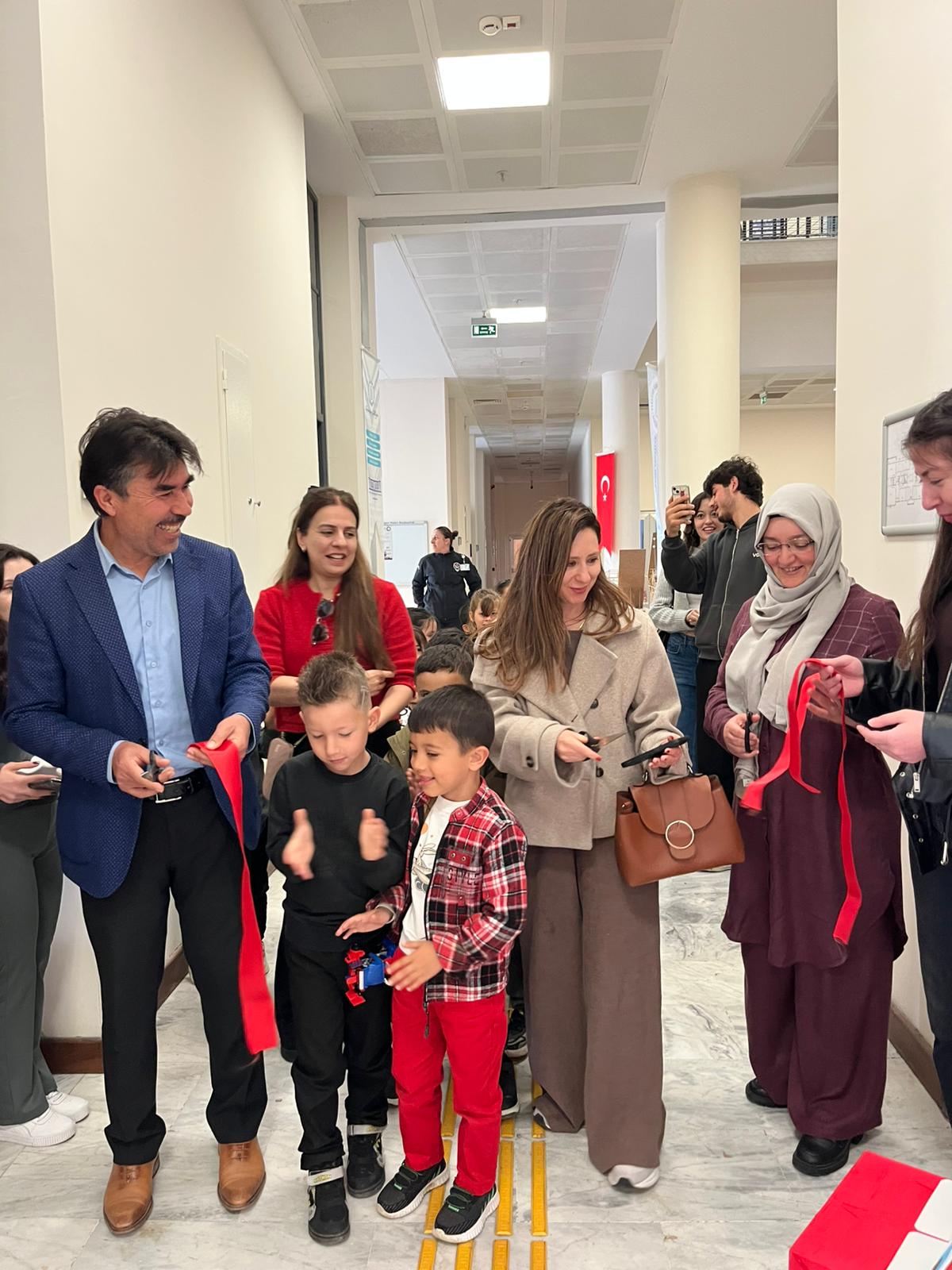 "Çocuk ve Oyun Dersi" kapsamında oyun materyalleri sergisine ait fotoğraf
