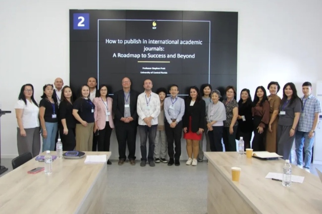 Konferans katılımcıları ile birlikte çekilmiş bir fotoğraf