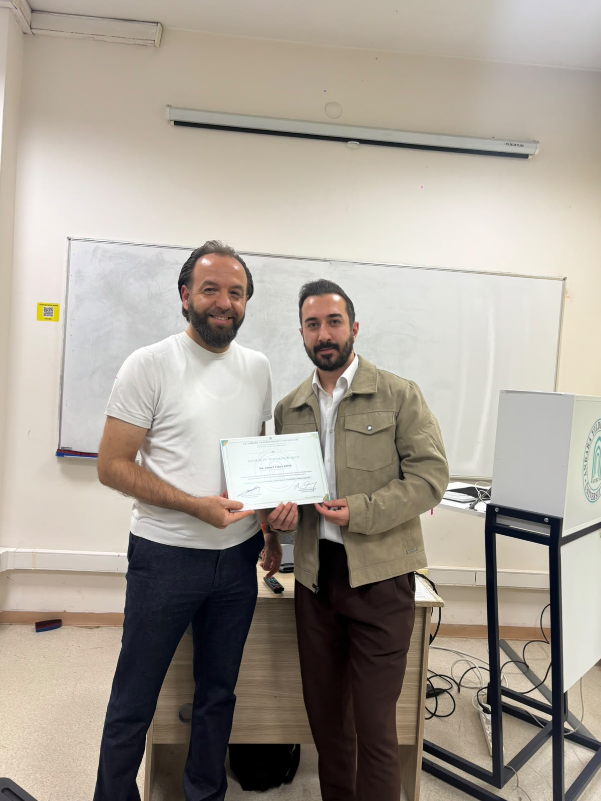 Misafir ve Harun hocamız belge hedıyesı